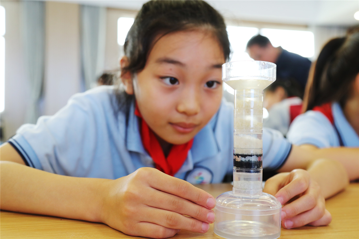 环保科普课堂真精彩，苏州吴中区盛虹小学学生现场体验污水变清
