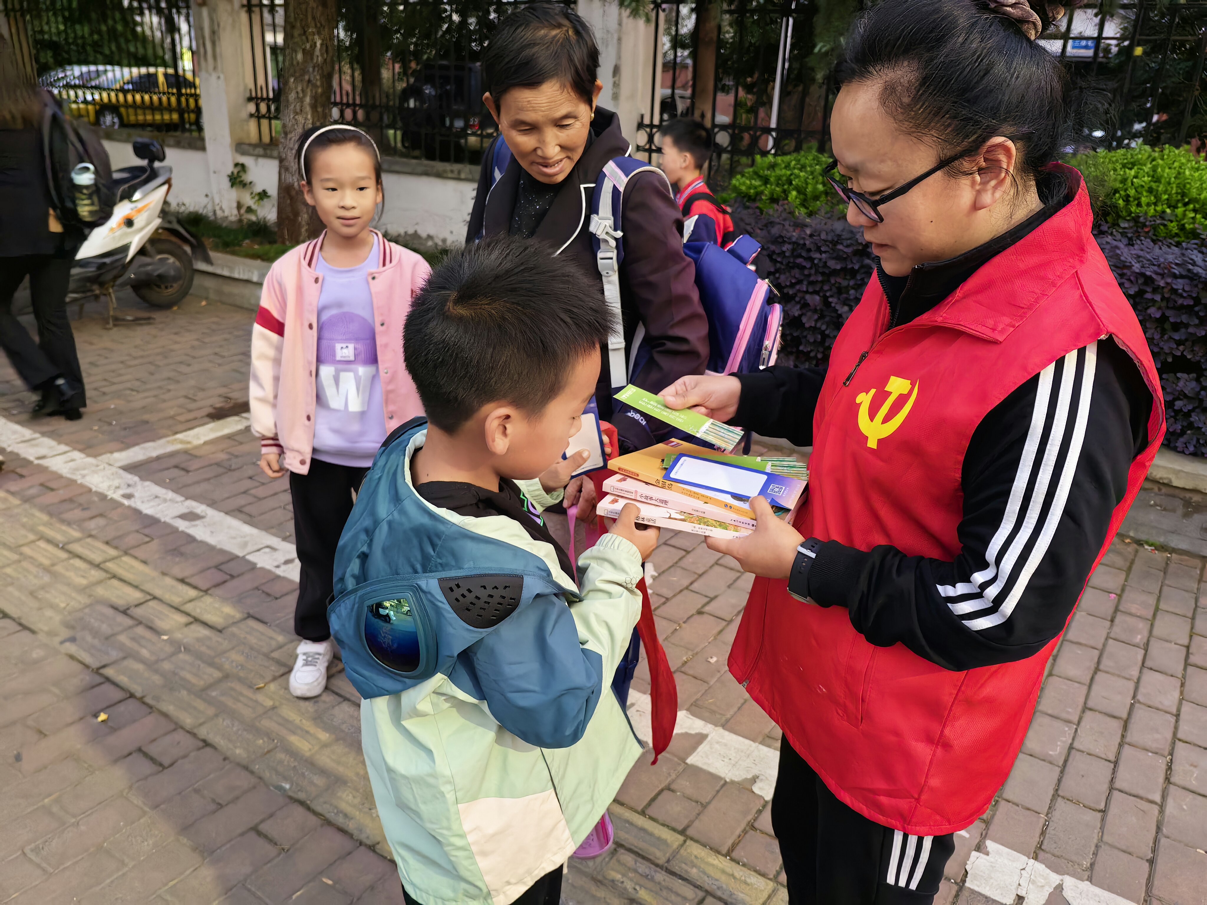 与好书相伴，护苗“绿书签”