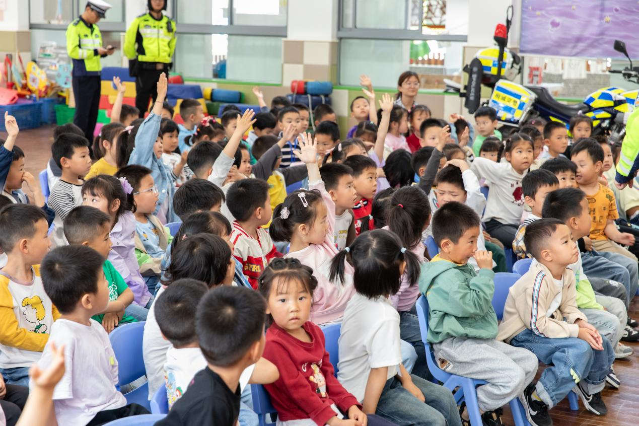超酷！萌娃“沉浸式”学交通安全