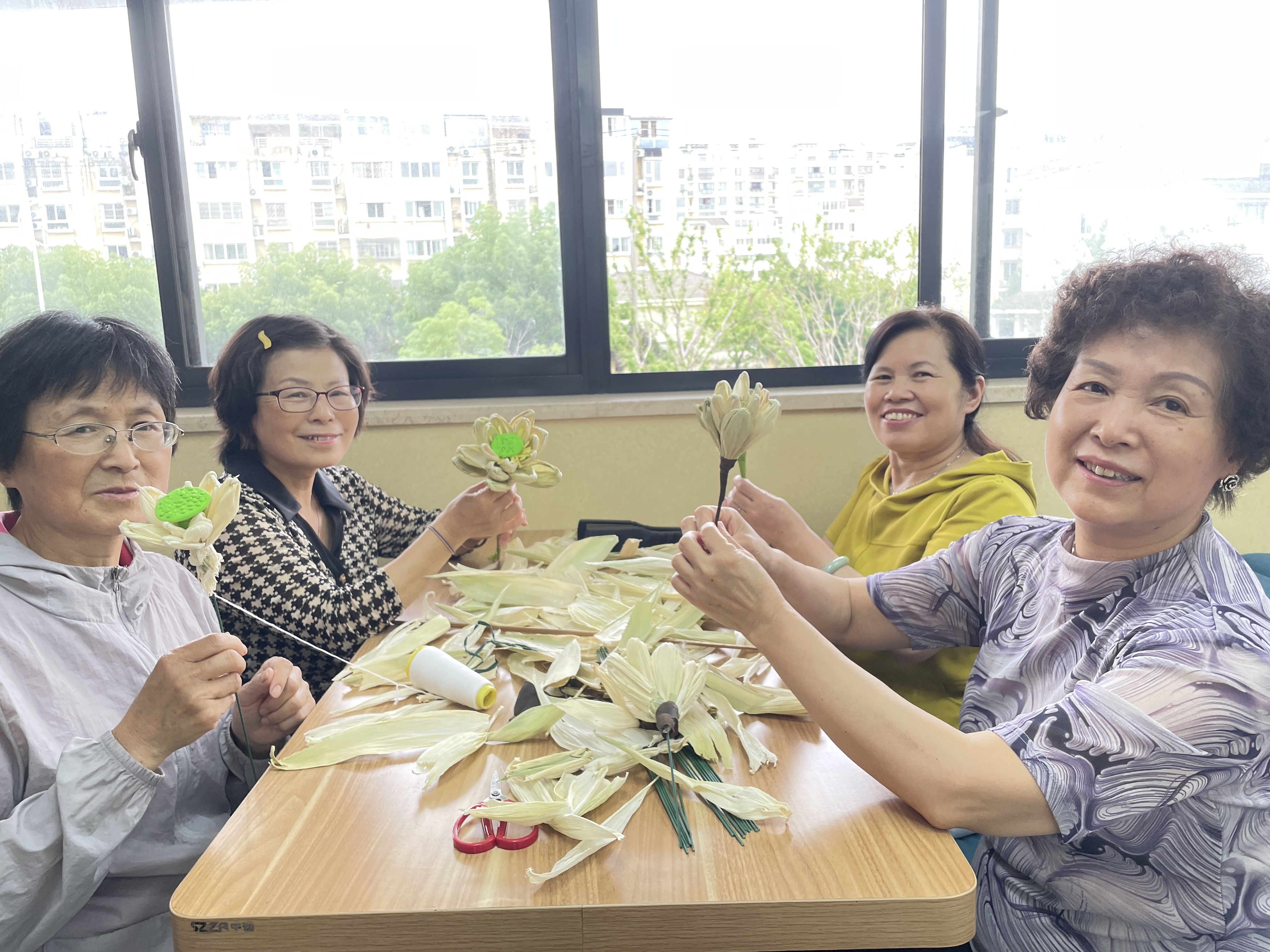 巧手制莲“玉”见美好