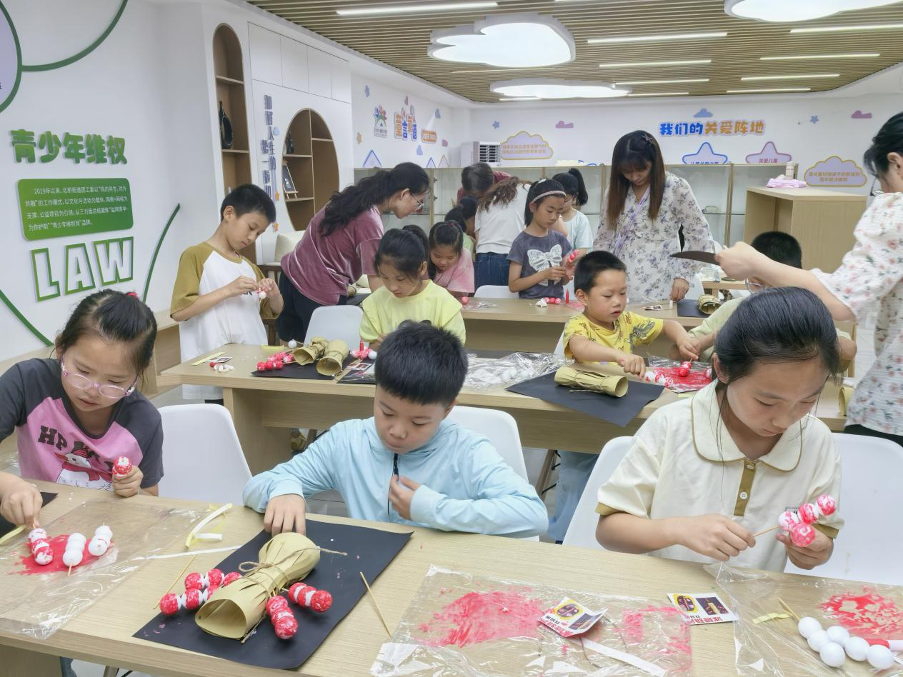 相城经开区北桥街道盛南社区开展《冰糖葫芦》儿童阅读活动