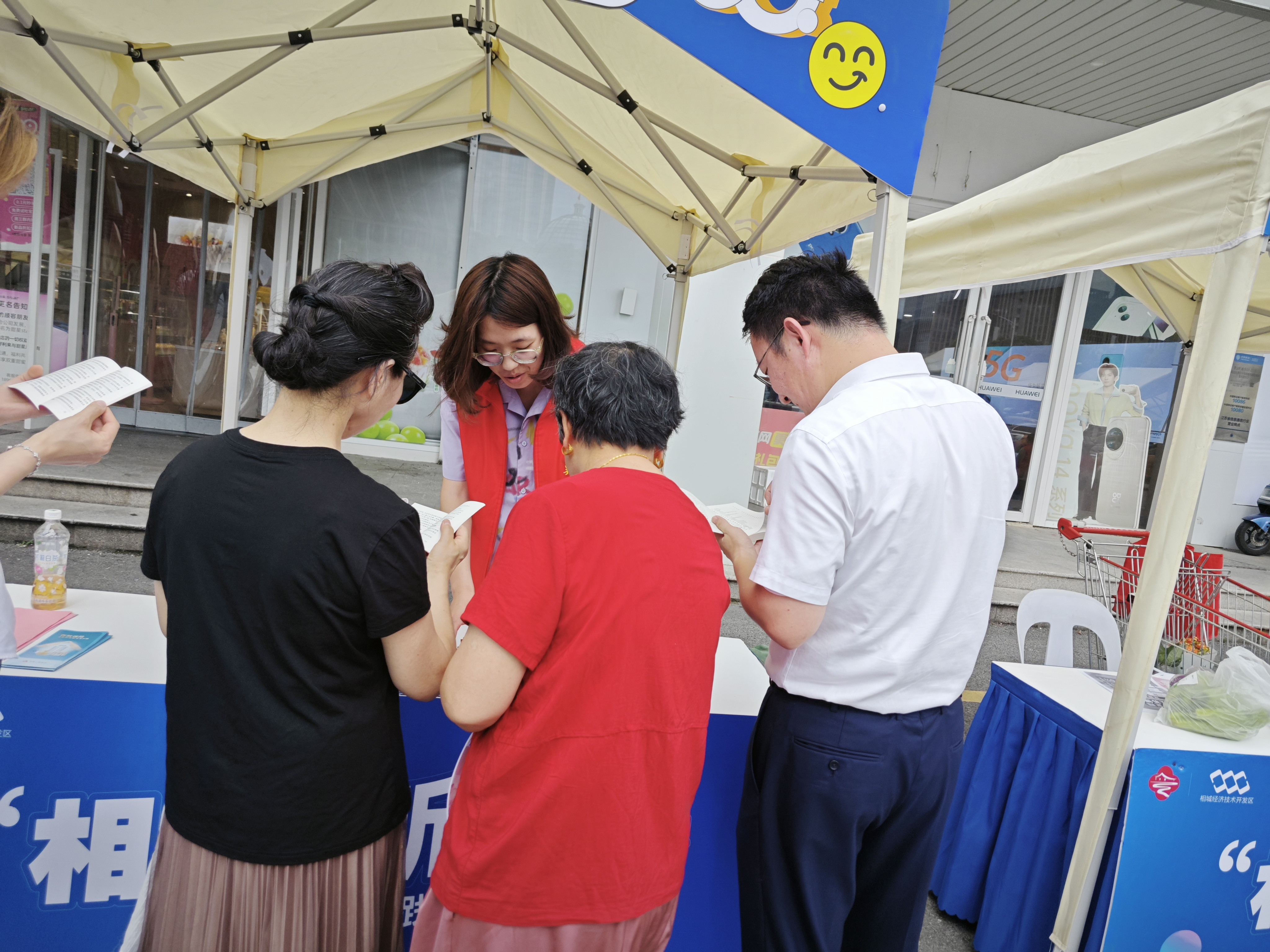 普法小摊进集市，法治知识活起来