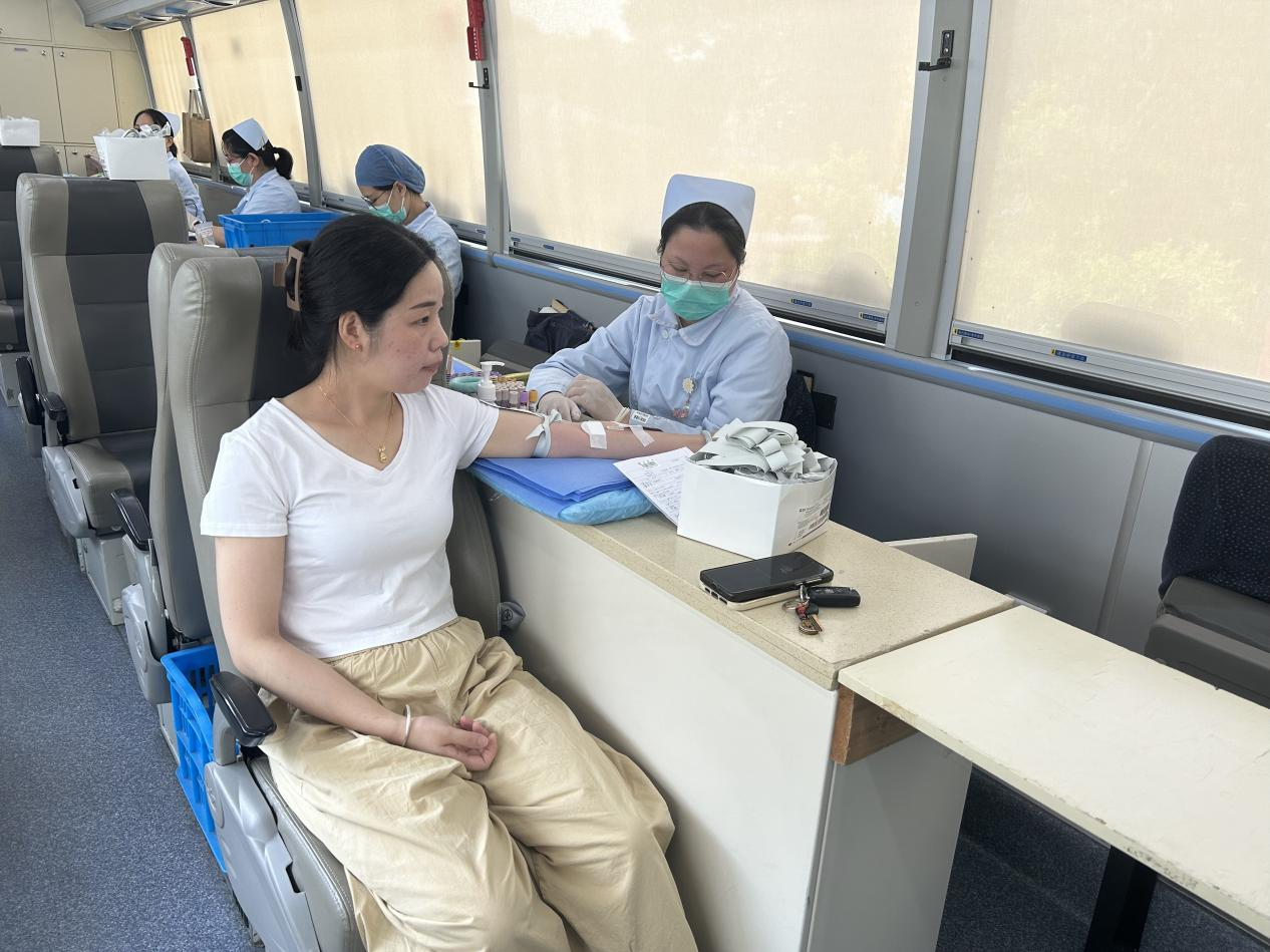 伸出手臂，为生命增添“一抹红”