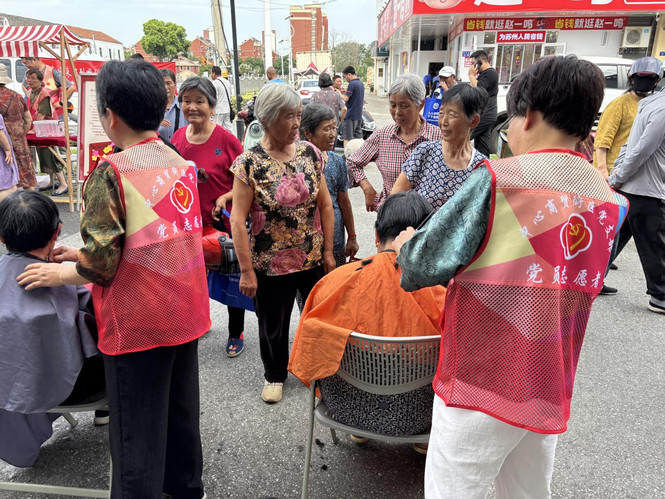 从义诊到理发，这场便民服务把温暖送到了心坎上