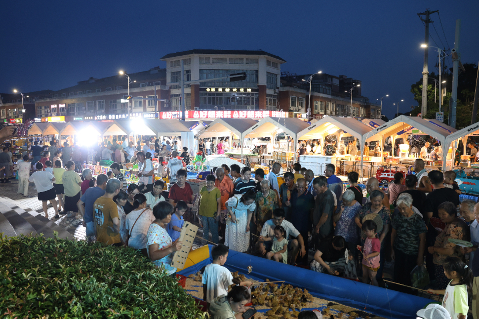 宝贝撒欢地，在夜市中畅享凉爽夏夜