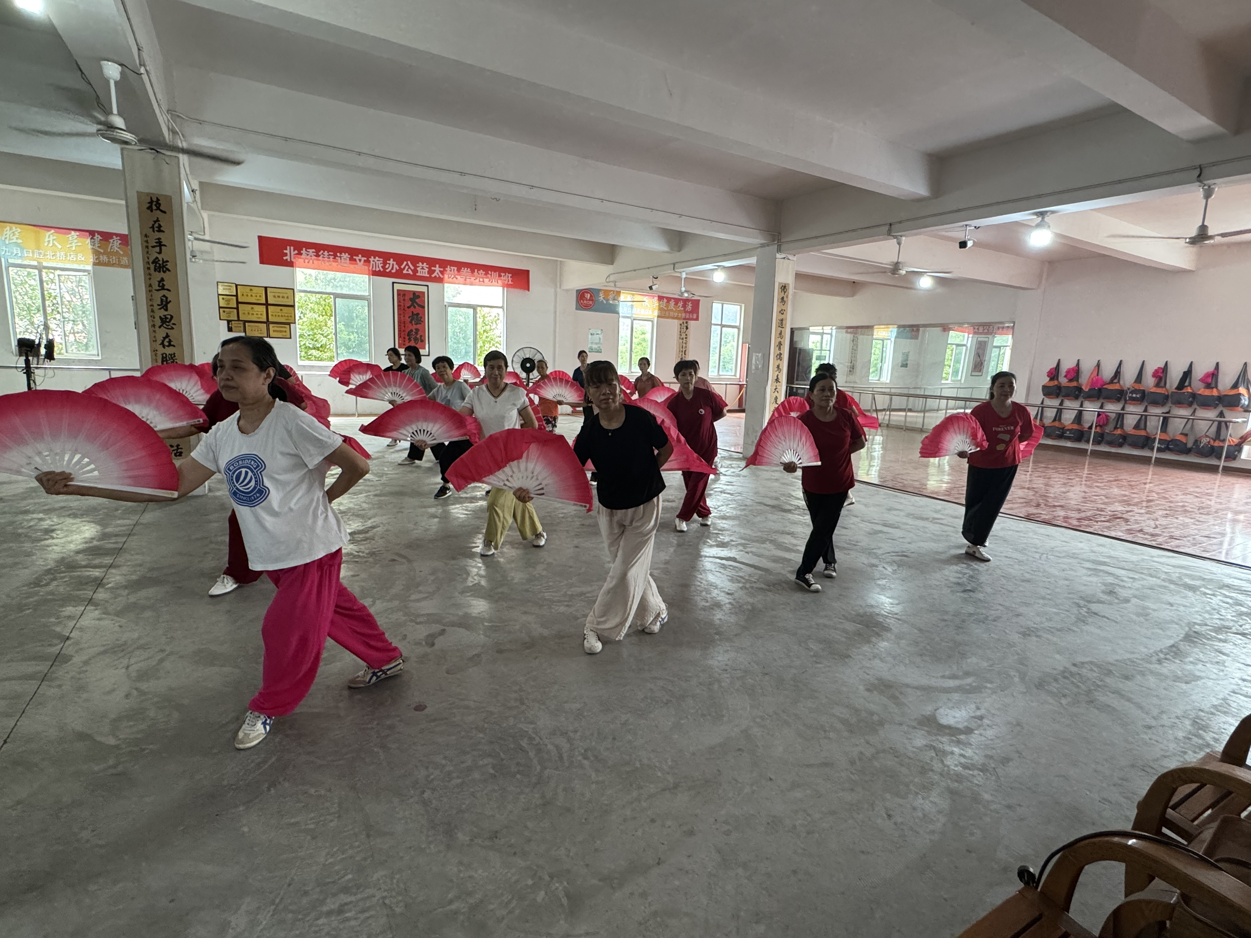 北桥街道老年大学秋学期首周开课 银龄学员乐享文化健康课 