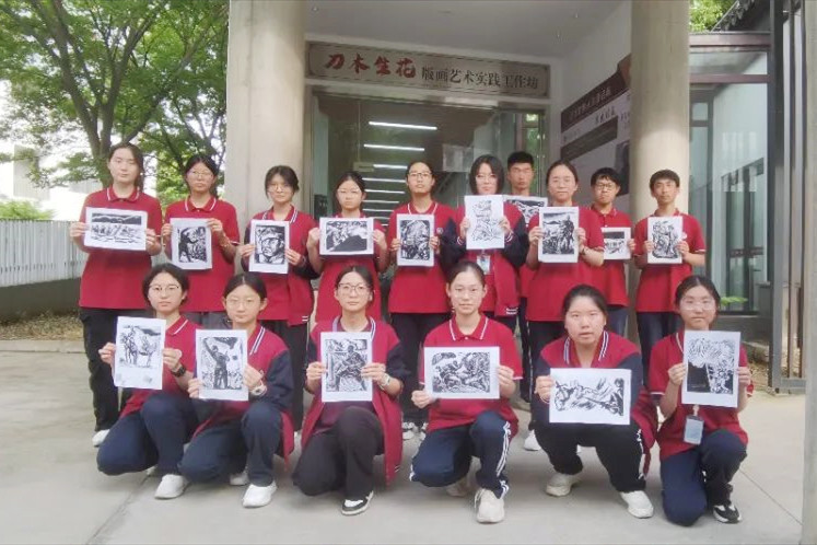苏州黄埭镇学子复刻抗战版画重温峥嵘岁月