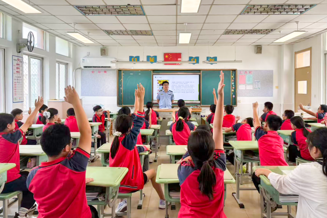 法治护航成长，安全点亮校园