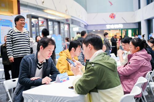 职夜闪亮 梦想启航——大桥街道商圈夜场招聘会点亮青年求职路