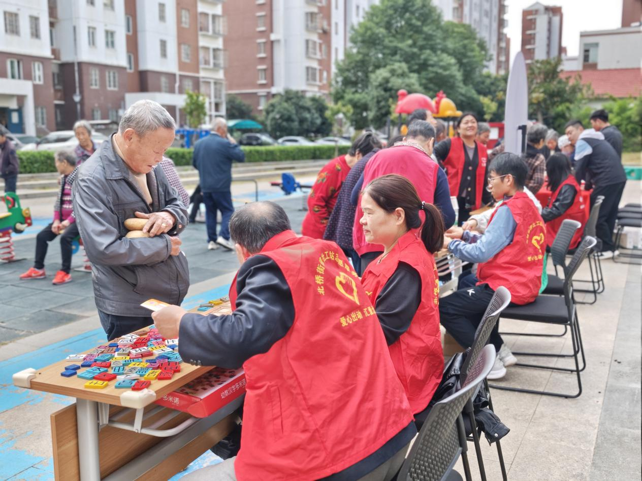 戏韵连心邻里情，互助同行暖北桥