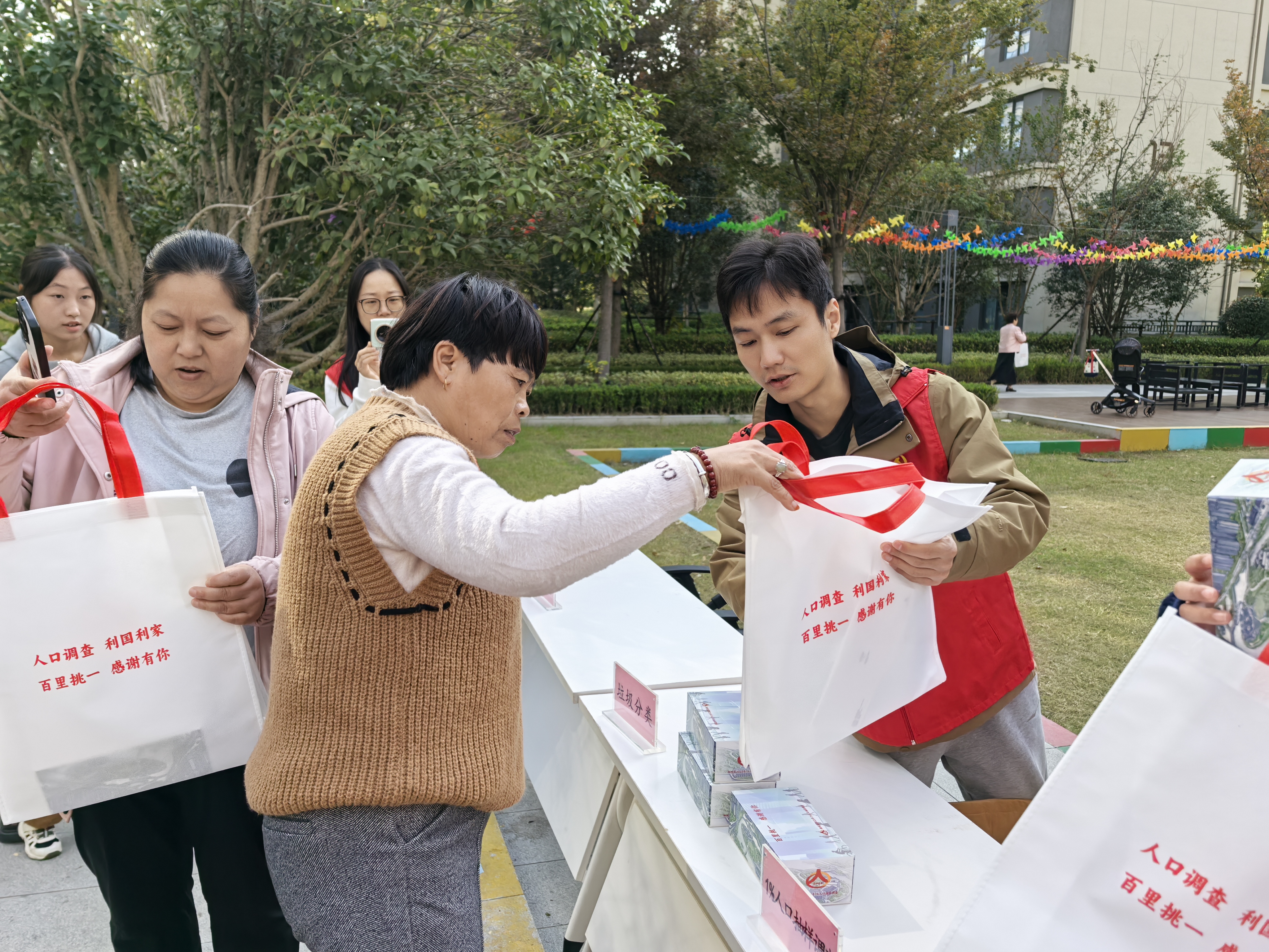 “宣政策+办实事”，泰元社区以抽样调查为引，解锁便民服务新场景