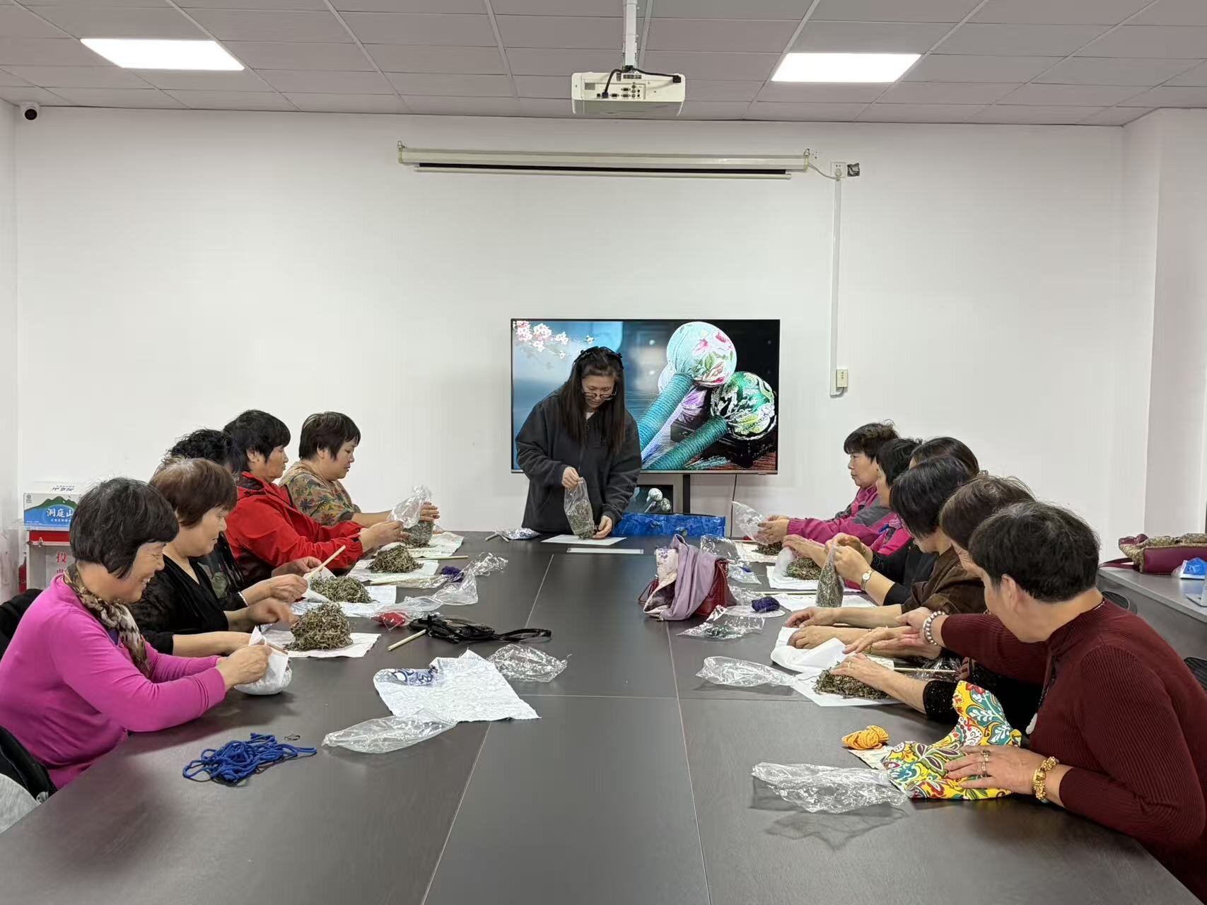 巧手制艾锤，健康伴我行