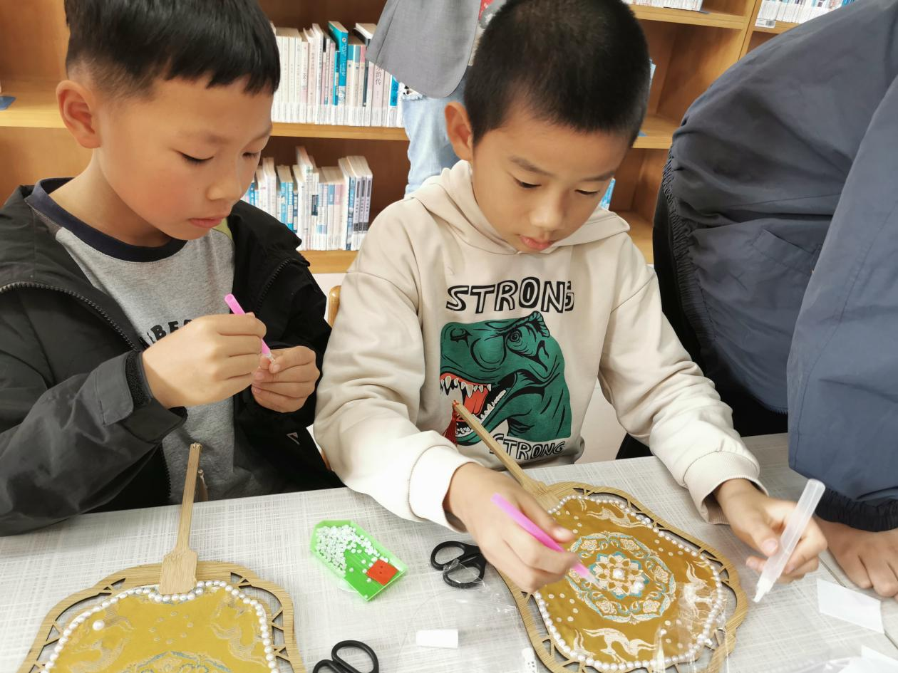 锦扇缀珍珠 巧手传非遗