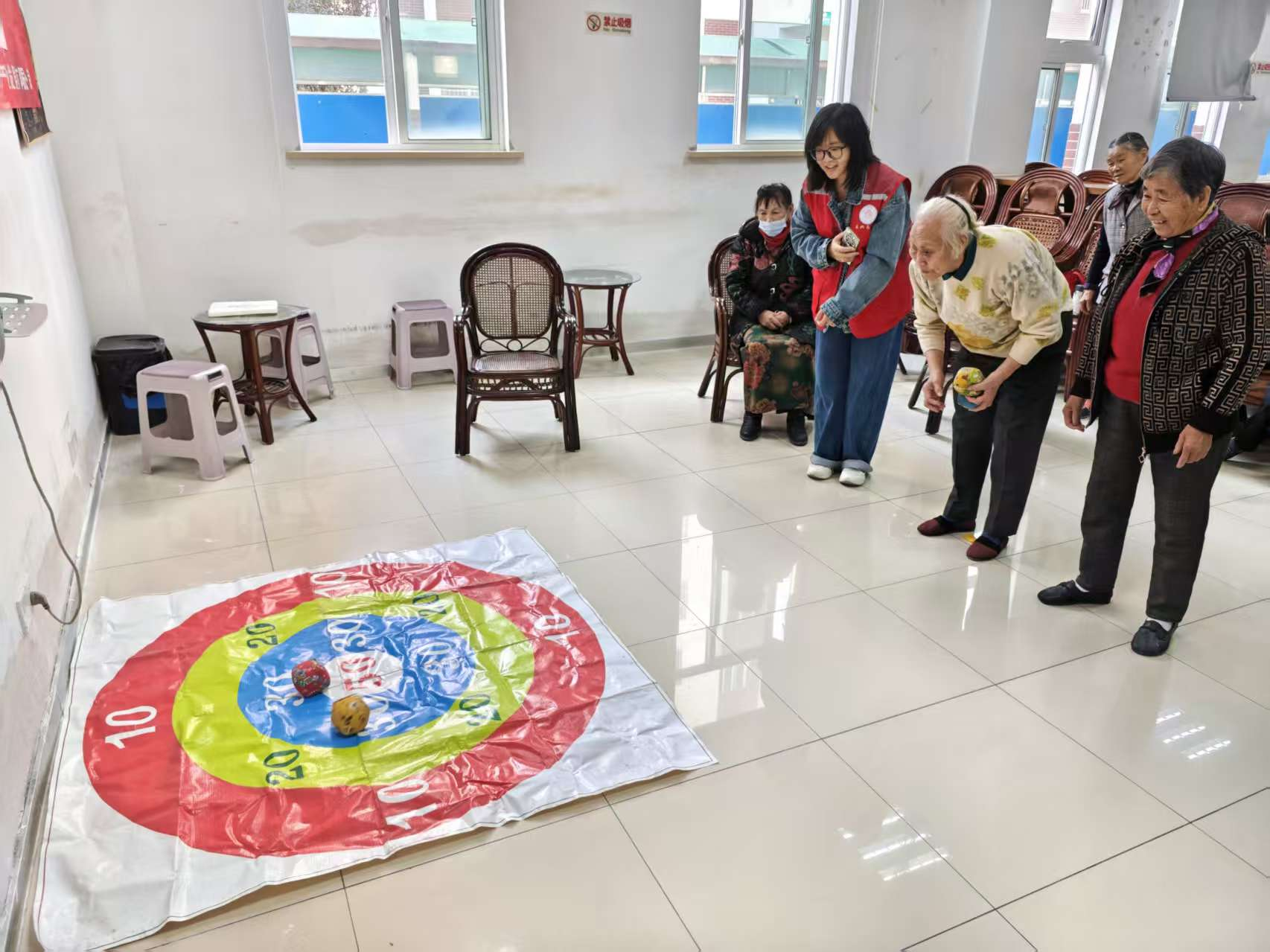   趣味丢沙包，快乐不停步