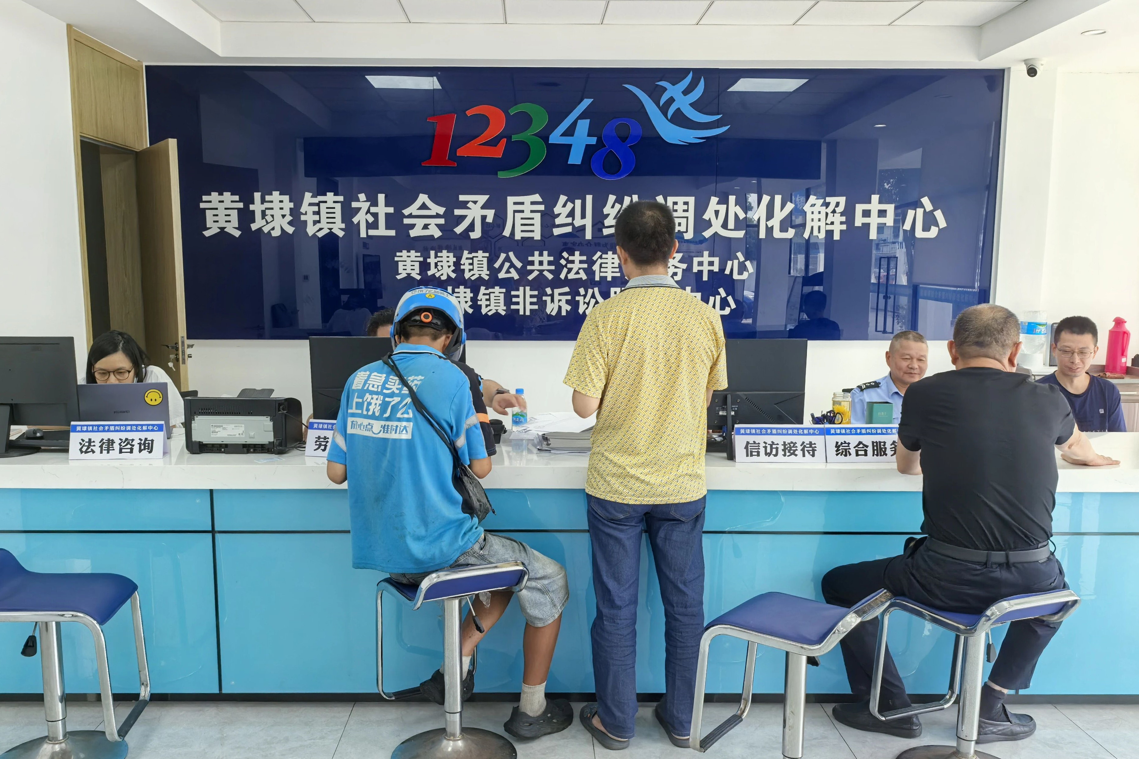 “一站式”法治服务暖民心