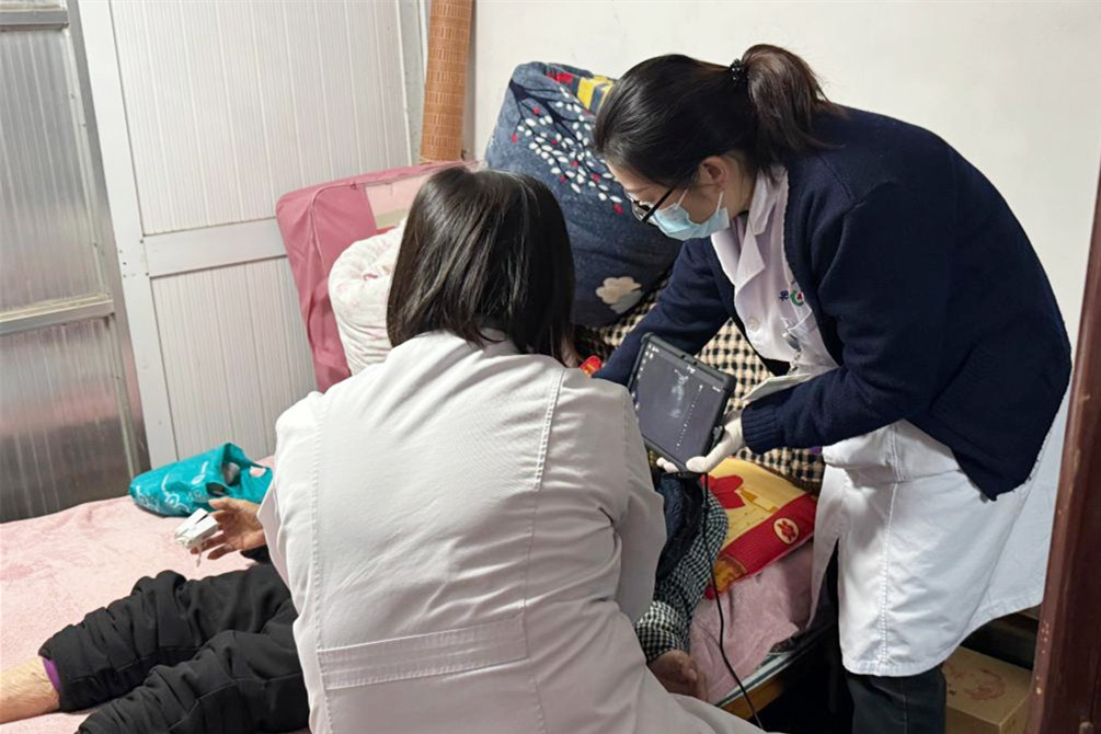 苏州黄埭镇为百岁老人提供上门体检服务