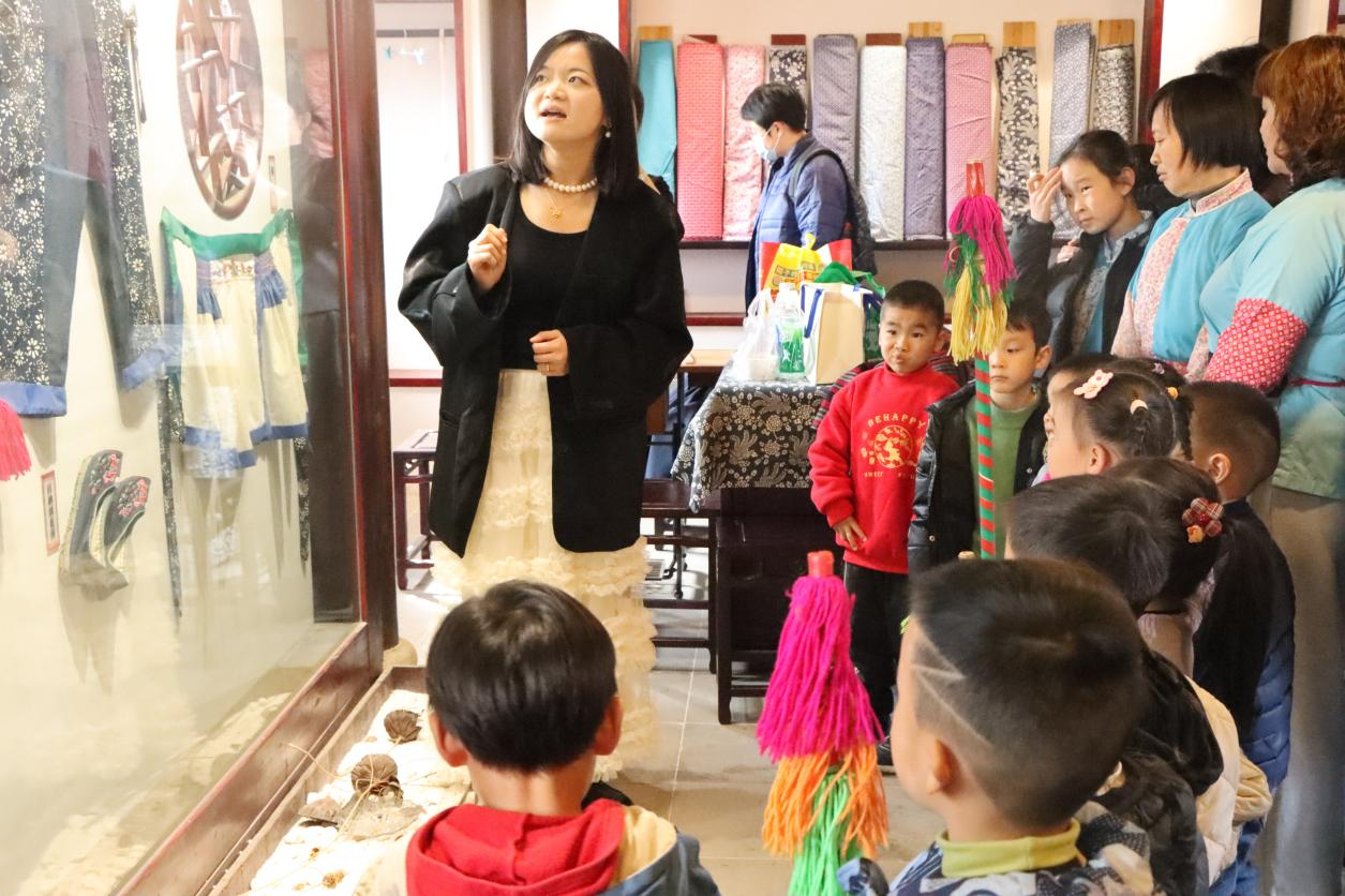 文明新风沐春日 暖心活动润民心