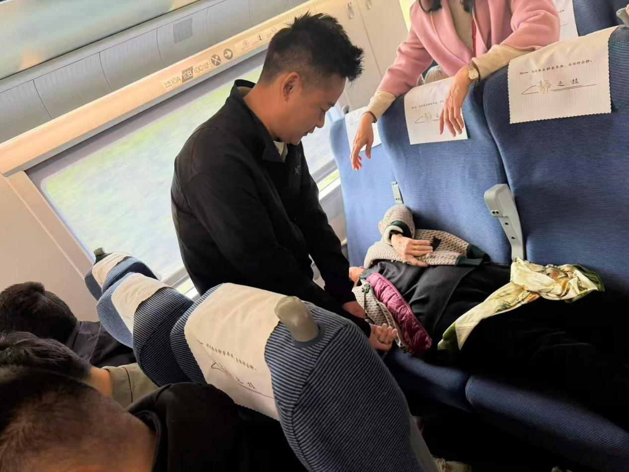 银针之下，生命至上:苏州中医师高铁列车上银针救人