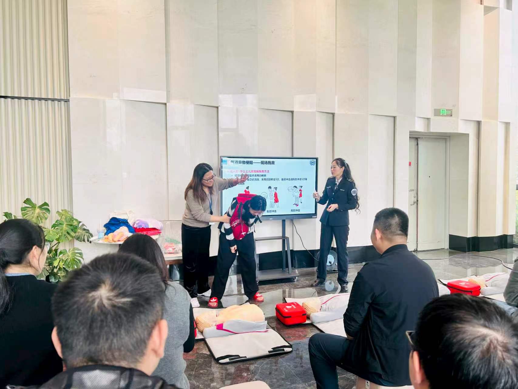 学急救、听诉求、送健康  智驾大道街区把服务送进泓赞大厦