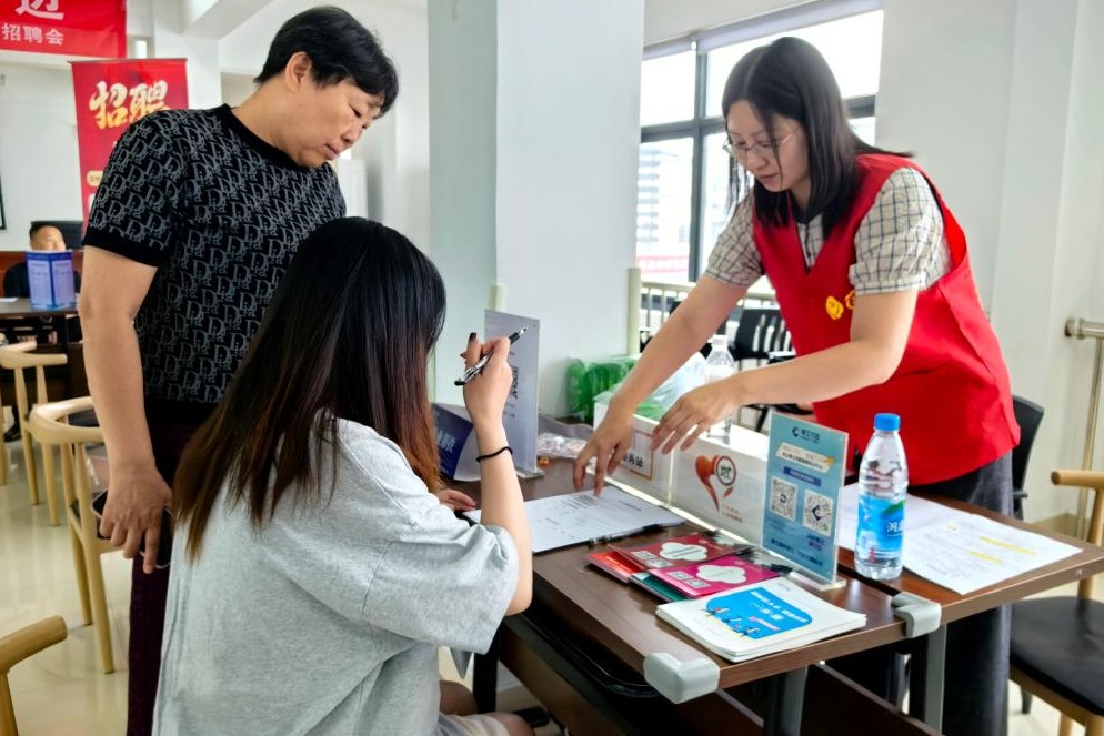 苏州黄埭镇专场招聘会搭起就业“暖心桥”