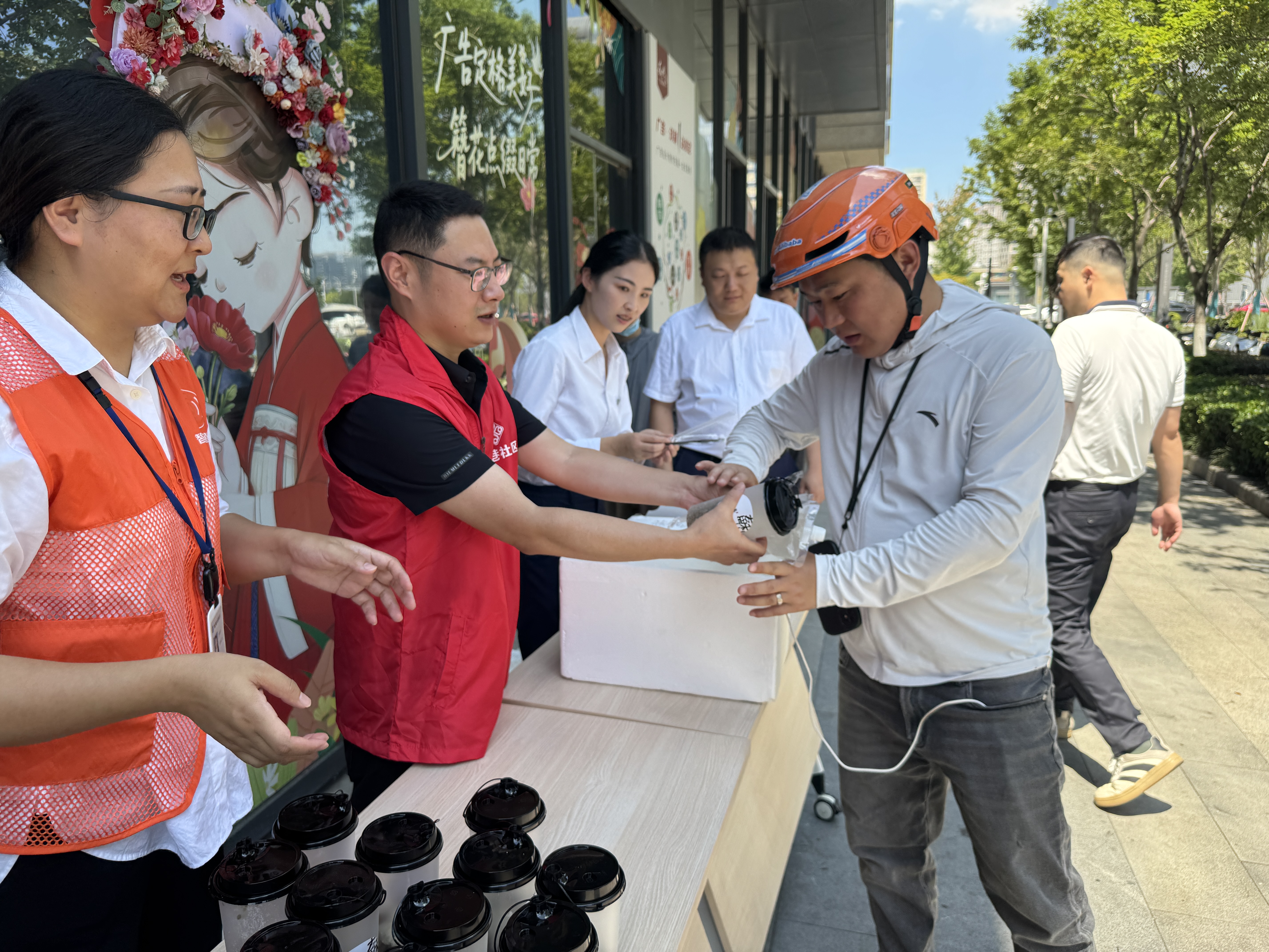 消暑凉方沁心脾 红色关怀聚合力
