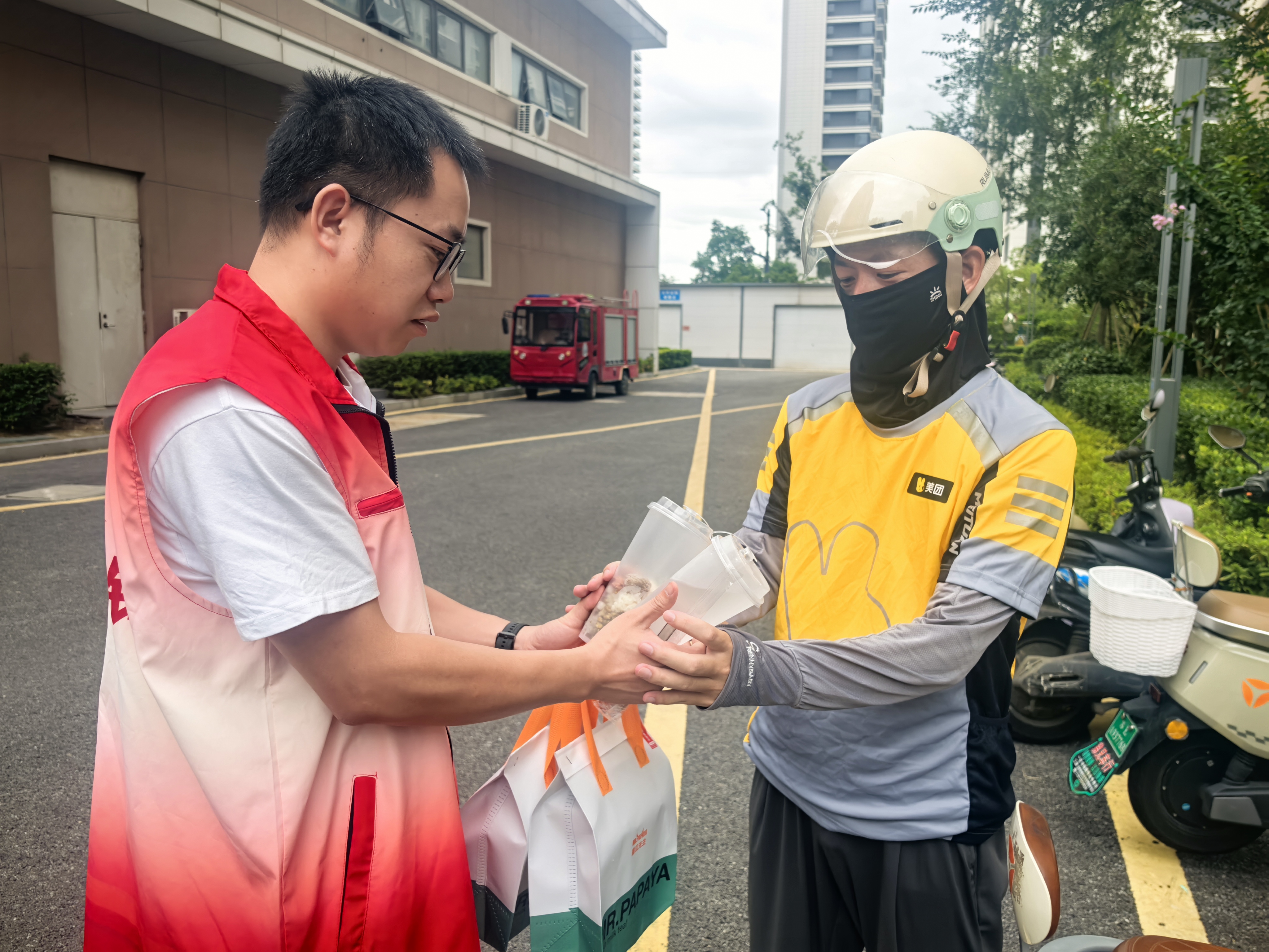 “党建引领送清凉 情暖一线劳动者”  双泾社区开展夏日送清凉活动